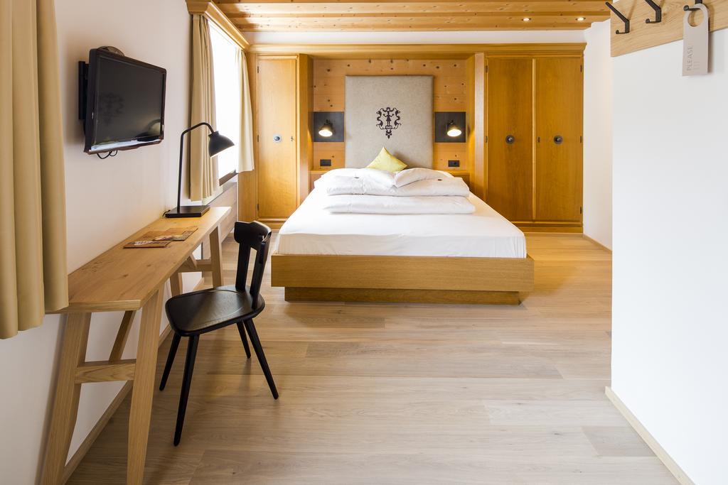 Hotel Der Mohrenwirt **** à Burgusio Extérieur photo